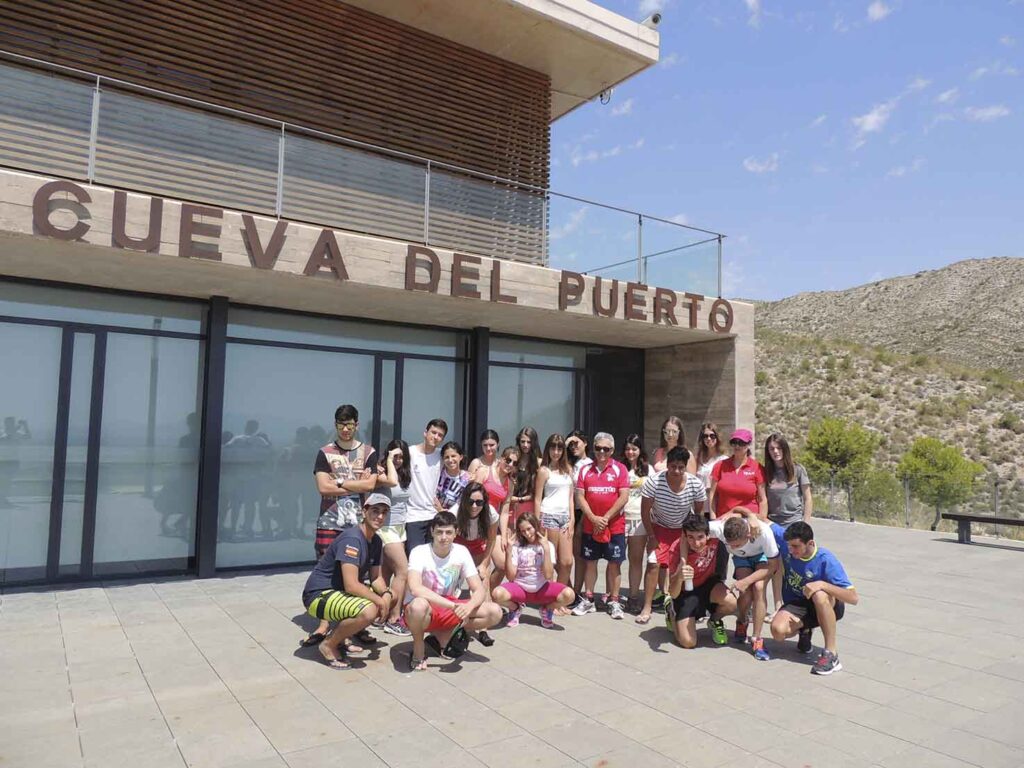 Grupo en la placeta principal de la Cueva del Puerto. Visitas turísticas en Murcia.