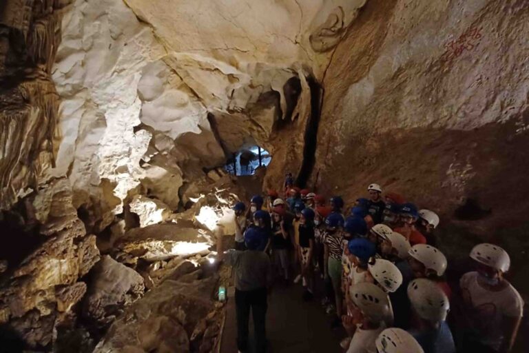 Grupo visitando la Cueva del Puerto en Calasparra, Murcia
