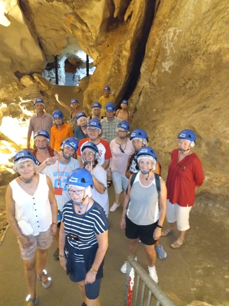 Grupo de personas mayores visitando la Cueva del Puerto en Calasparra. Murcia