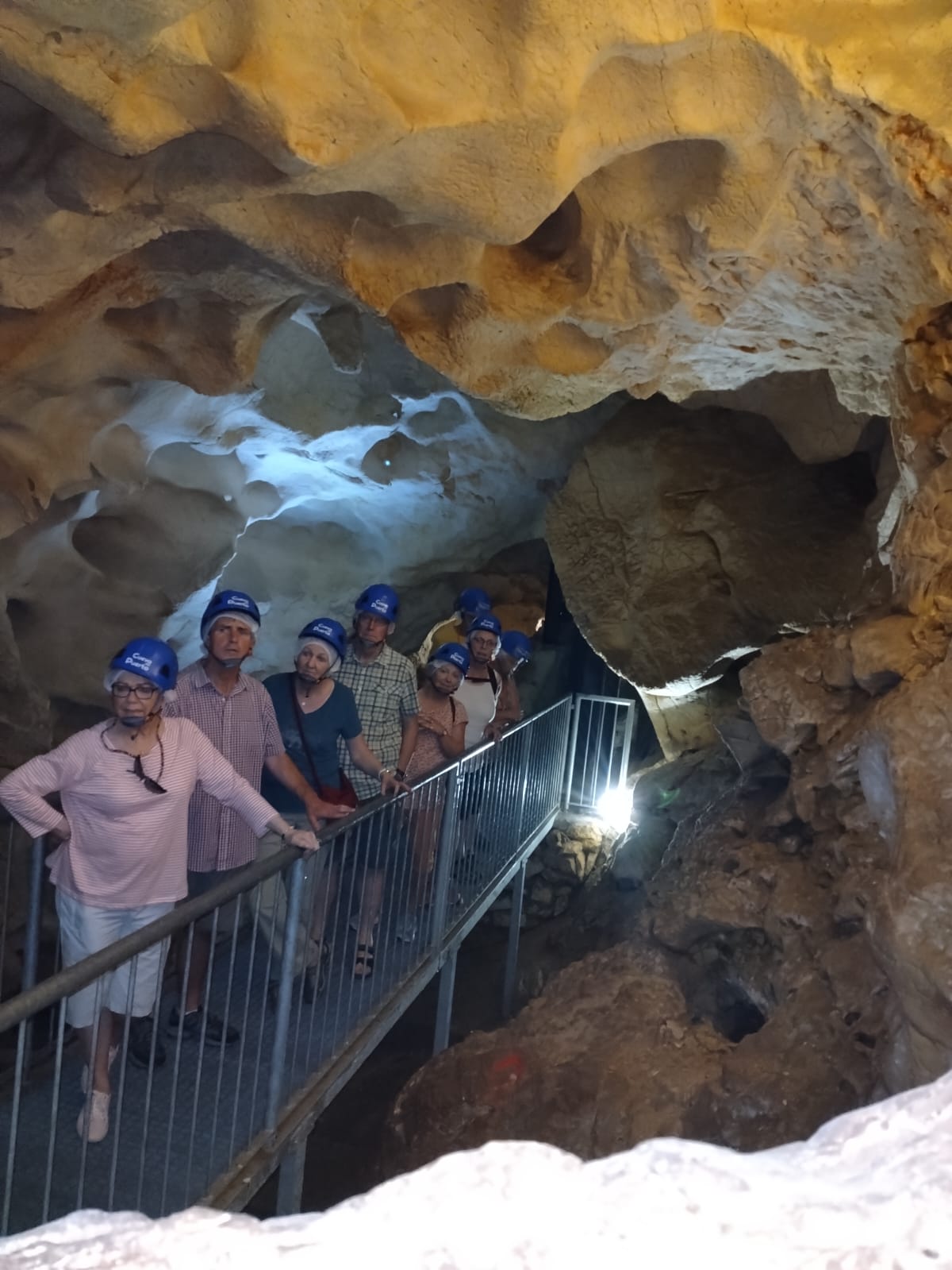 Grupo de la tercera edad en la Cueva del Puerto. Murcia